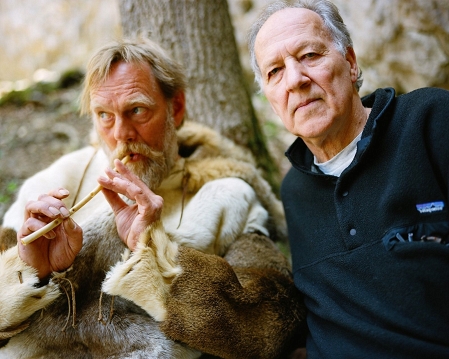 Werner Herzog und ein Höhlenmensch