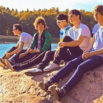 Die Band an einem See