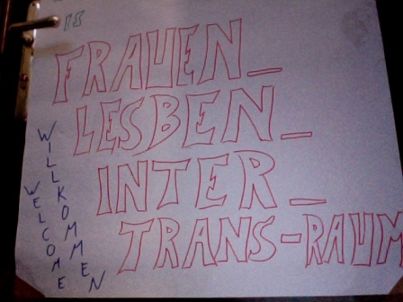 Plakat, auf dem "Frauen Lesben Inter Trans Raum" steht