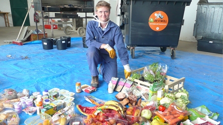 Filmausschnitt aus "Taste The Waste": Müllforscherin Felicitas Schneider hat aus einer Mülltonne eine breite Palette noch essbarer Lebensmittel gefischt.