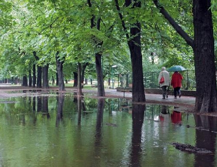 Paar geht im Prater spazieren, Weg ist überschwemmt