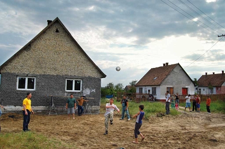 © Radmila Mladenova fußballspielende Männer