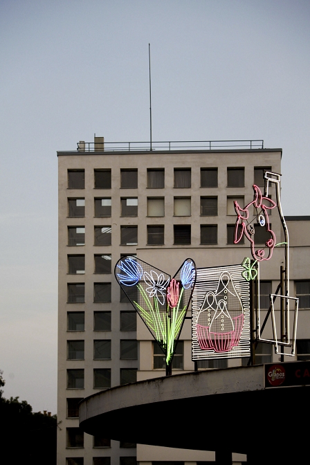 Leuchtzug in Form von Blumen von der Künstlerin Paulina Olowska Natasza auf das Dach der Tankstelle am Grazer Andreas-Hofer-Platz platziert. 