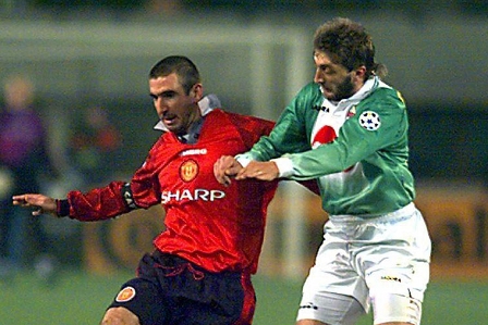  Championsleague-Begegnung 1996 im Ernst Happel-Stadion in Wien zwischen RAPID und MANCHESTER UNITED: Manchesters Eric Cantona (M) gegen Trifon Ivanov (r)von Rapid.
