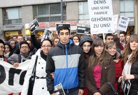 Demo für Denis, Denis und Schwester umringt von UnterstützerInnen