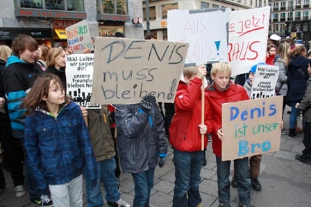 Demo für Denis, KInder mit Schild "Denis ist unser Bro"