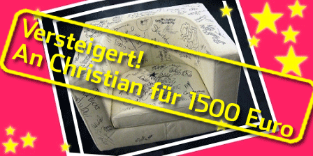 Beiges Sofa mit Unterschriften