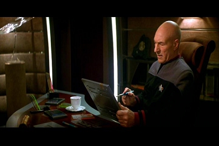 Captain Picard mit einem Pad