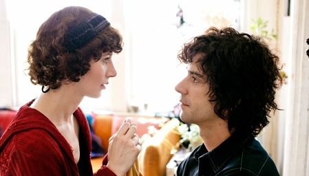 Miranda July und Hamish Linklater sehen einander an