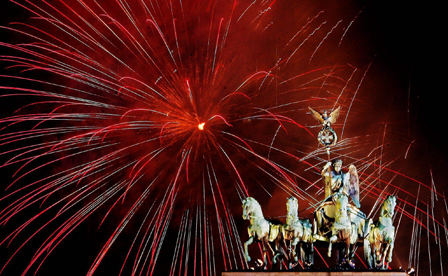 Silvesterrakete über Brandenburger Tor