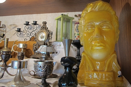 Elvis-Büste mit integrierter Spieluhr in der "Sammlung der verstoßenen Schätze"