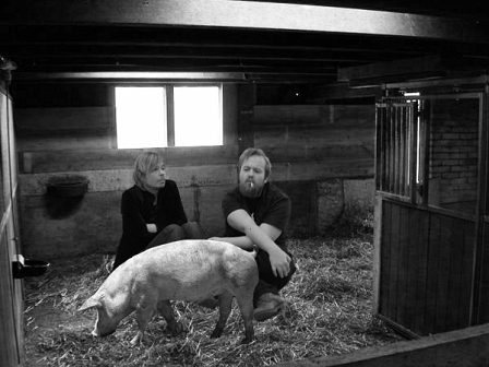 Hannes Duscher und Roli Gratzer in einem Stall sitzend