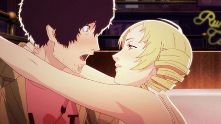 Ein Bildschirmfoto aus dem Videospiel "Catherine": Catherine umarmt mit verführerischem Blick den verblüfften Titelhelden Vincent.