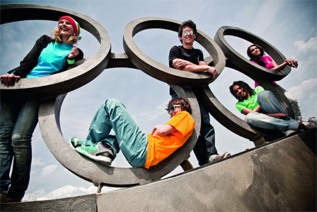 © Innsbruck 2012 GmbH Olympische Ringe und Jugendliche