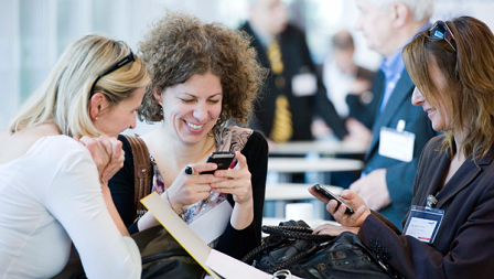 Fröhliche Frauen mit Smartphones