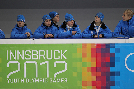 © Liao Yujie/Xinhua/IOC Zuseher an der Bande im Eislaufstadion bei den Olympischen Jugendspielen 2012 in Innsbruck