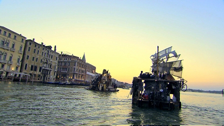 Canal Grande in Venedig bei Sonnenaufgang: Selbst zusammengeschusterte Boote passieren die Häuserfronten