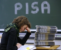 Schülerin lernt für PISA-Test