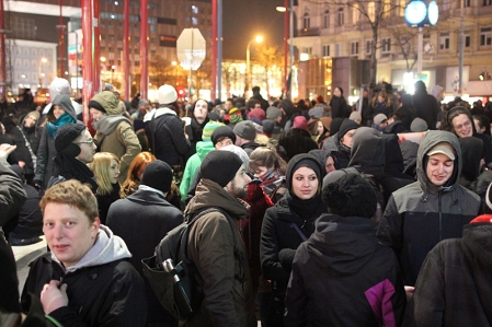 Demonstranten am WKR-Ball nahe Westbahnhof