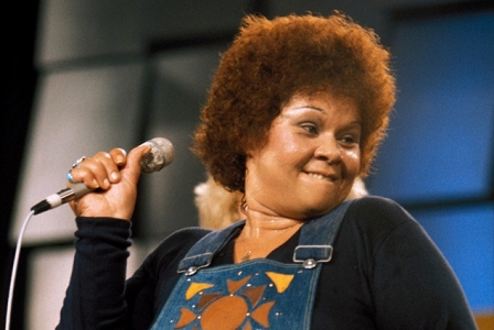 Etta James in Latzhose, 7ts