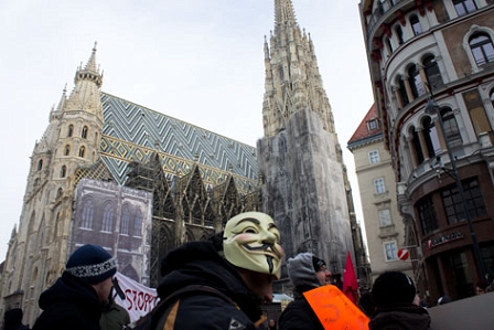 © Günter Hack Anti-ACTA-Demonstranten vor dem Stephansdom in Wien