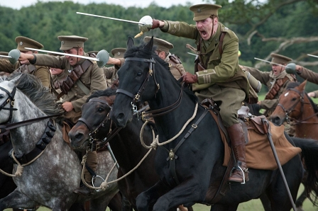 Kriegsszene aus "War Horse": Benedict Cumberbatch auf einem Pferd sitzend