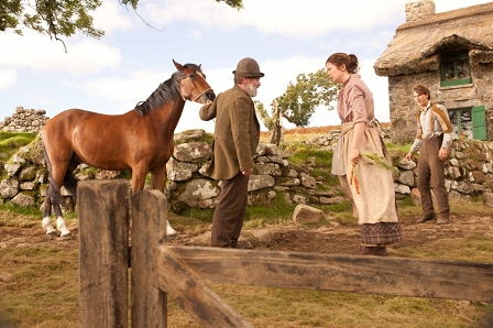 Pferd, XYXYXY, Emily Watson und Jeremy Davis vor einem Farmhaus stehend. SZenenbild aus "War Horse"