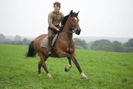 jeremy Davies auf einem Pferd über eine Wiese reitend; Szenenbild aus "War Horse"