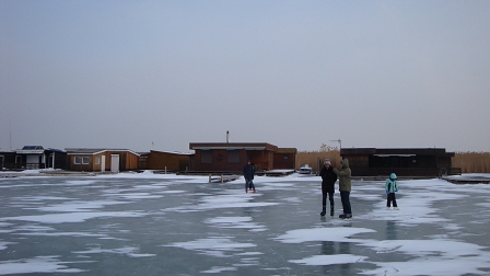 Schilfhütten am gefrorenen Neusiedlersee