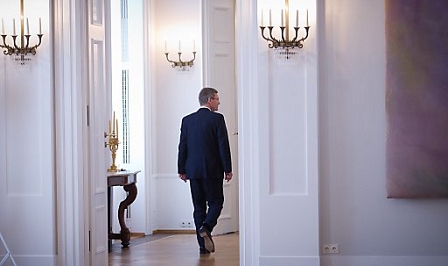 Bundespräsident Christian Wulff geht am Freitag (17.02.2012) im Schloss Bellevue in Berlin nach seiner Erklärung weg. Wulf erklärte seinen Rücktritt vom Amt des Bundespräsidenten 