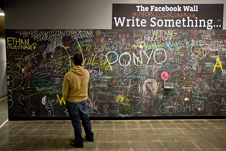 © EPA Mit Kreide beschriebene "Facebook-Wall" am Firmensitz