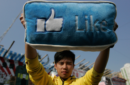 © EPA Kissen mit Like-Button.
