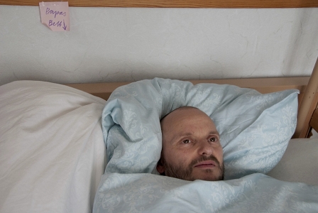 Schauspieler Milan Peschel liegt als Frank schwerkrank im Bett