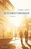 Buchcover Hanna Lemke "Geschwisterkinder", Frau spaziert in der Sonne auf einer Straße