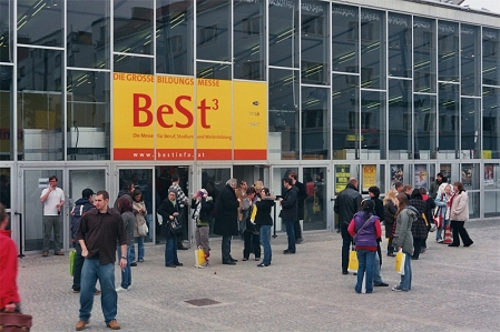 Wiener Stadthalle mit BeSt-Schild