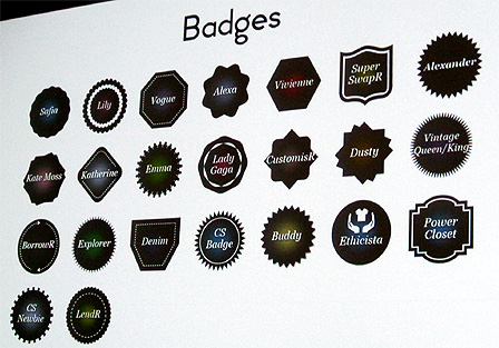 Virtuelle Abzeichen in runden und eckigen Varianten, darauf stehen Dinge wie "Vogue", "Alexander", "Denim" oder "Ethicista".