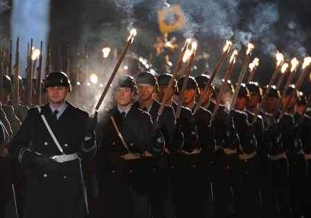 Soldaten beim Zapfenstreich von Bundespräsident Christian Wulff