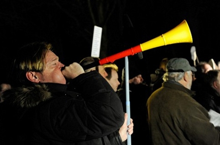Protestanten stören mit Vuvuzelas den Zapfenstreich von Bundespräsident Wulff