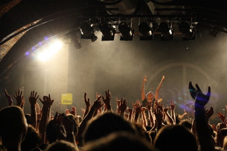 Livekonzert: Publikum und Sänger reißen die Arme in die Luft.