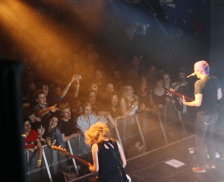 Livekonzert. Blickwinkel Band schaut auf euphorisches Publikum.