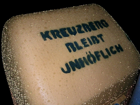 Graffiti Tag "Kreuzberg bleibt unhöflich"