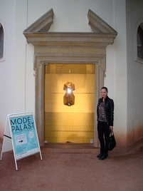 © FM4 / Gerlinde Lang Modepalast Linz: Goldenes Kleid
