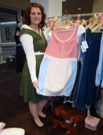 © FM4 / Gerlinde Lang Modepalast Linz: Frau mit Dirndl