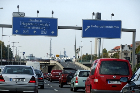 Autos auf der Schnellstraße in Berlin