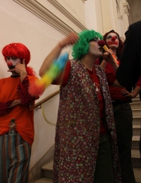 Als Clowns verkleidete Protestierende