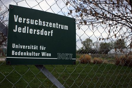 Schild "Versuchszentrum Jedlersdorf"