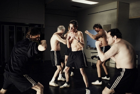 Szenenfoto aus Ulrich Seidls Theaterstück "Böse Buben"