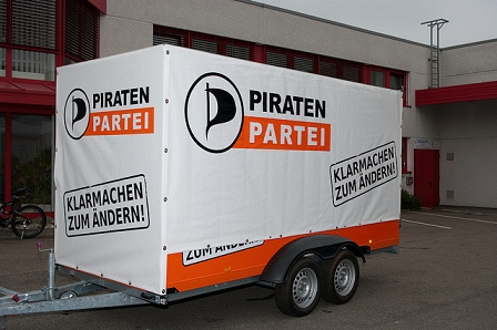 Anhänger mit Plane mit dem Logo der deutschen Piratenpartei