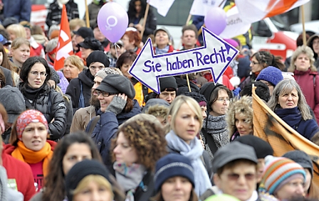 WIEN - ÖSTERREICH: Demonstrantinnen fordern die Gleichstellung von Frauen und Männern 