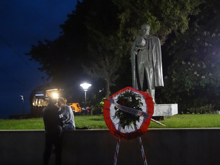 Liebespaar vor Atatürk-Denkmal